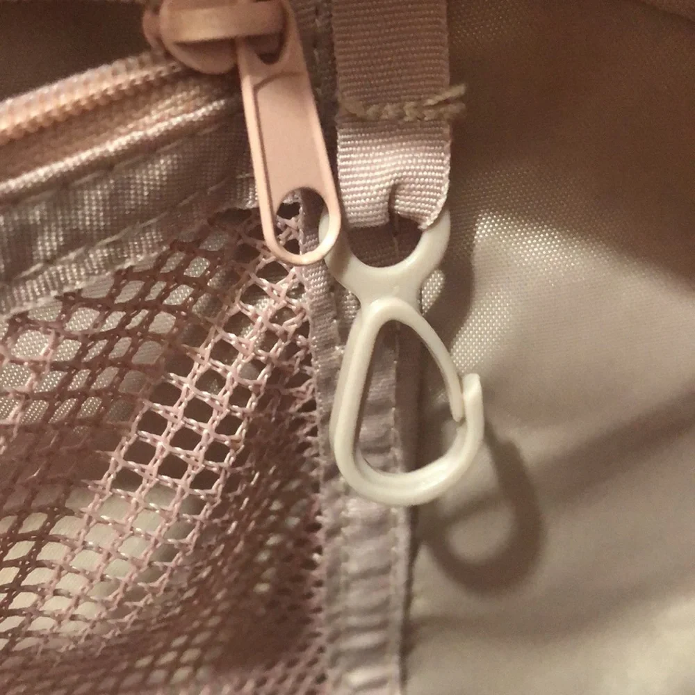 Reebok Axle Tote Bag 14” x 22” x 7” Water Resistant Multipocket Straps Pale Pink - Picture 8 of 14